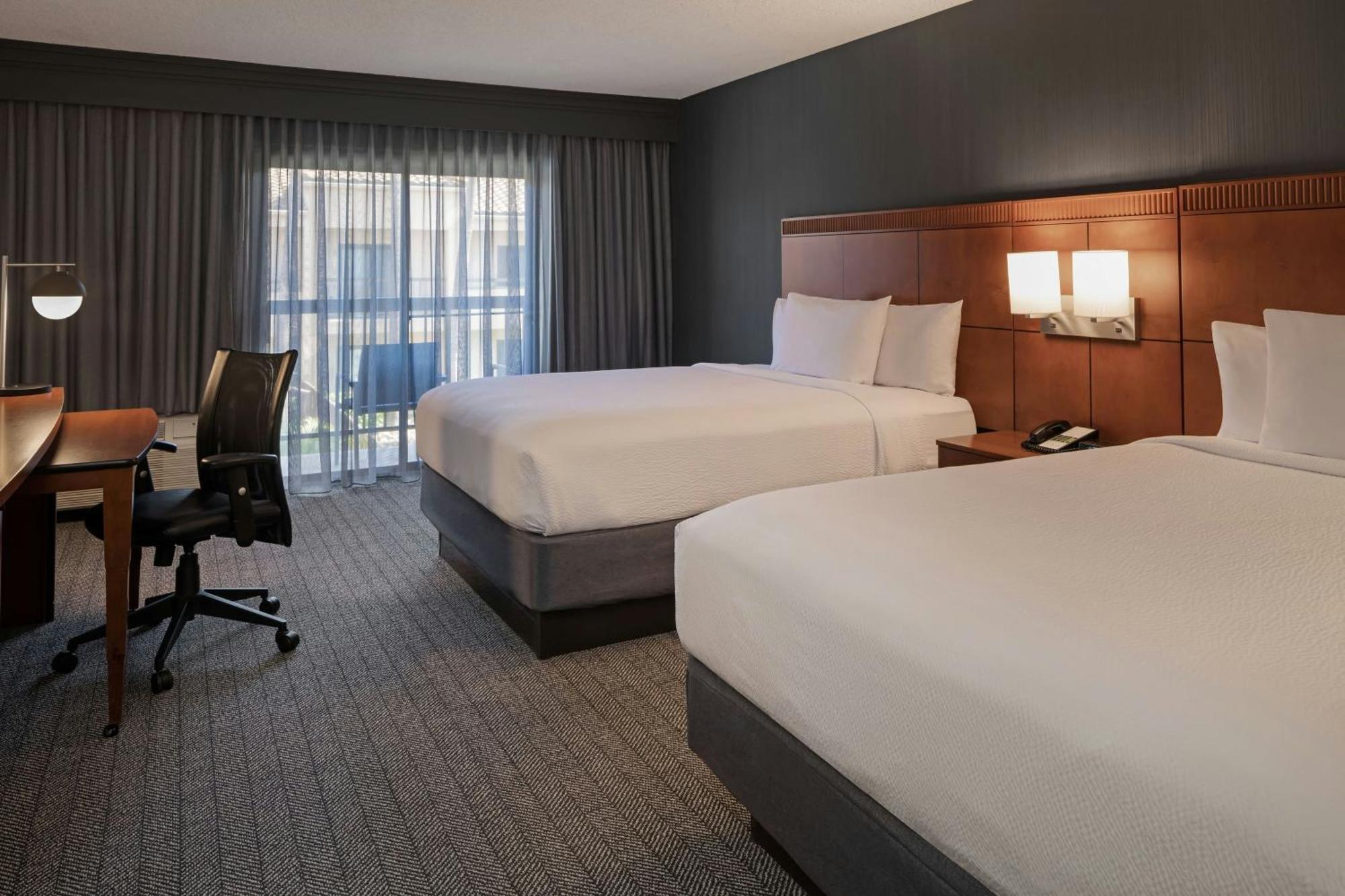 Отель Courtyard Anaheim Буэна Парк Экстерьер фото