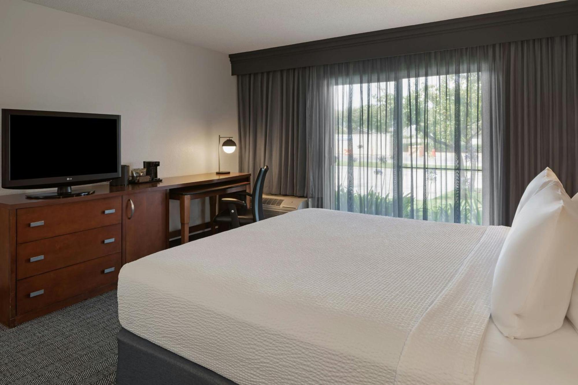 Отель Courtyard Anaheim Буэна Парк Экстерьер фото
