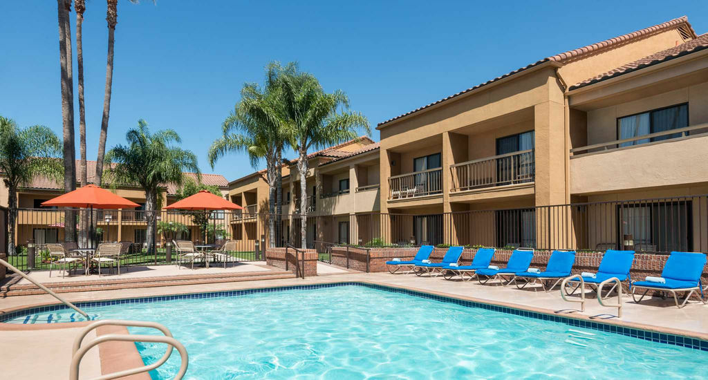 Отель Courtyard Anaheim Буэна Парк Экстерьер фото